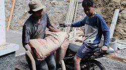 Berbagai sarana yang tersedia dimanfaatkan warga bersama Satgas TMMD untuk memastikan kebutuhan semen di lokasi pengecoran tetap terpenuhi, Minggu (26/7/2026).