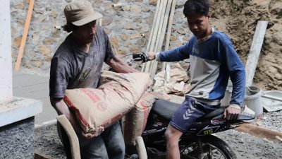 Berbagai sarana yang tersedia dimanfaatkan warga bersama Satgas TMMD untuk memastikan kebutuhan semen di lokasi pengecoran tetap terpenuhi, Minggu (26/7/2026).