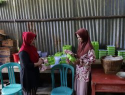 Bu Miswati tampak sibuk membersihkan serta menata kotak makan yang akan digunakan untuk mendistribusikan makanan kepada para pekerja di lokasi pembangunan, Selasa (28/7/2026). Bu Miswati tampak sibuk membersihkan serta menata kotak makan yang akan digunakan untuk mendistribusikan makanan kepada para pekerja di lokasi pembangunan, Selasa (28/7/2026).
