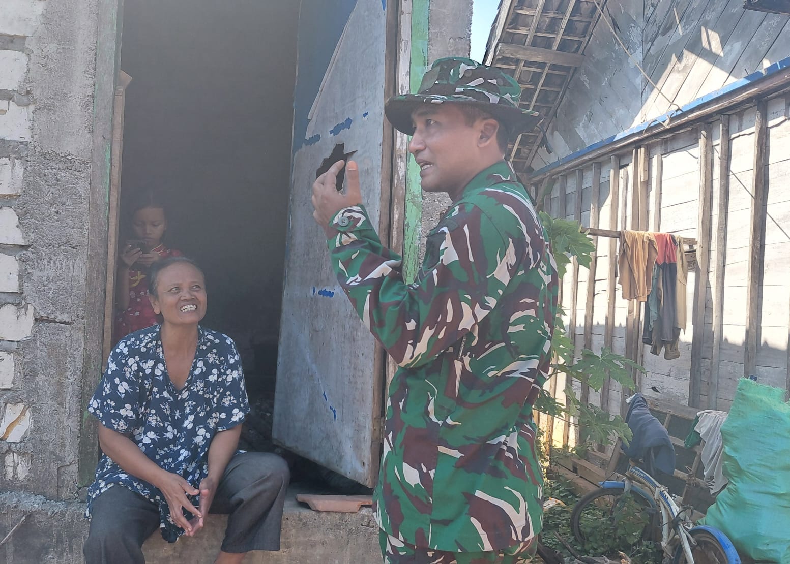 Di balik pembangunan jalan dan berbagai infrastruktur, para prajurit TNI memilih turun langsung menemui warga yang akan menerima manfaat program, memastikan bantuan benar-benar tepat sasaran.
