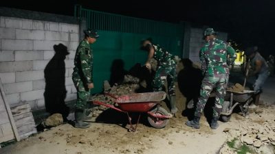 Demi mempercepat penyelesaian program rehabilitasi Rumah Tinggal Layak Huni (RTLH) milik Ibu Saelah di Desa Kesongo, Kecamatan Kedungadem, personel Satgas bersama warga tetap bekerja hingga malam hari, Sabtu (25/7/2026).
