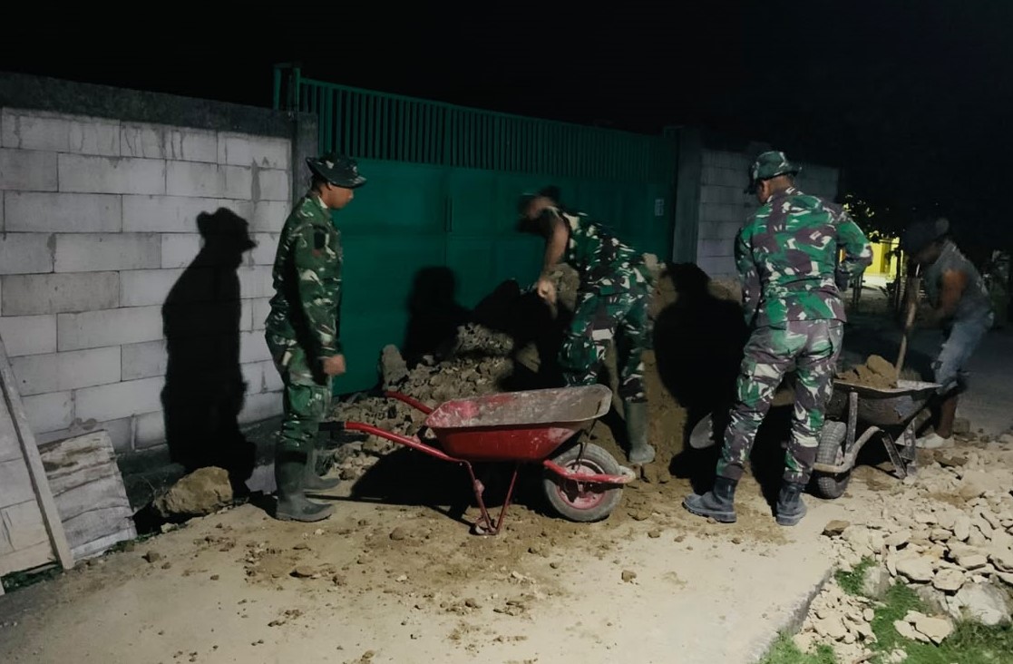 Demi mempercepat penyelesaian program rehabilitasi Rumah Tinggal Layak Huni (RTLH) milik Ibu Saelah di Desa Kesongo, Kecamatan Kedungadem, personel Satgas bersama warga tetap bekerja hingga malam hari, Sabtu (25/7/2026).