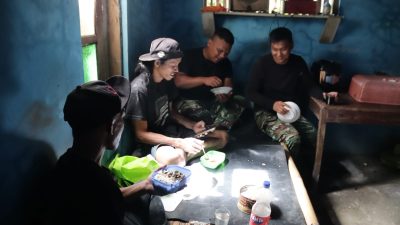 menikmati makan siang secara lesehan bersama warga di lokasi pembangunan rabat beton di Dusun Kunir RT 01/09, Desa Gumelem Kulon, Kecamatan Susukan, Senin (27/7/2026).