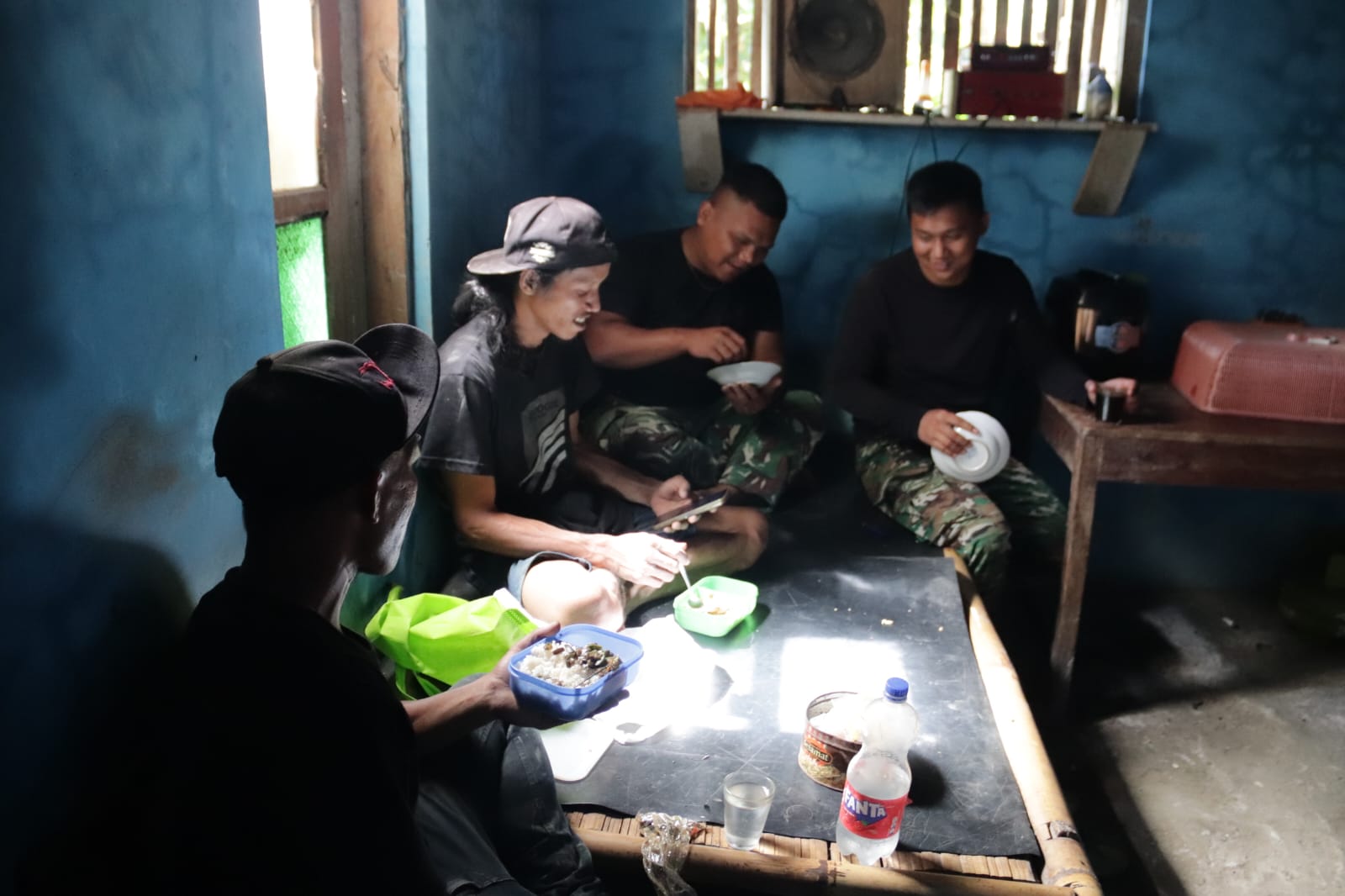 menikmati makan siang secara lesehan bersama warga di lokasi pembangunan rabat beton di Dusun Kunir RT 01/09, Desa Gumelem Kulon, Kecamatan Susukan, Senin (27/7/2026).