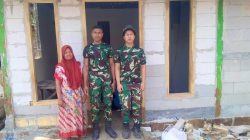 Di sebuah rumah sederhana milik Ibu Tini (52), sejumlah prajurit Satgas TNI Manunggal Membangun Desa (TMMD) ke-129 Kodim 0813 Bojonegoro tampak bekerja bersama masyarakat memperbaiki tempat tinggal yang sebelumnya membutuhkan banyak pembenahan.