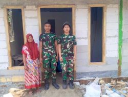 Di sebuah rumah sederhana milik Ibu Tini (52), sejumlah prajurit Satgas TNI Manunggal Membangun Desa (TMMD) ke-129 Kodim 0813 Bojonegoro tampak bekerja bersama masyarakat memperbaiki tempat tinggal yang sebelumnya membutuhkan banyak pembenahan.