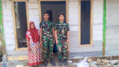Di sebuah rumah sederhana milik Ibu Tini (52), sejumlah prajurit Satgas TNI Manunggal Membangun Desa (TMMD) ke-129 Kodim 0813 Bojonegoro tampak bekerja bersama masyarakat memperbaiki tempat tinggal yang sebelumnya membutuhkan banyak pembenahan.