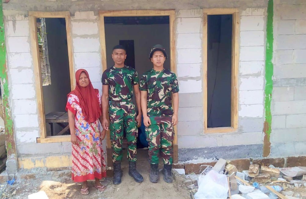 Di sebuah rumah sederhana milik Ibu Tini (52), sejumlah prajurit Satgas TNI Manunggal Membangun Desa (TMMD) ke-129 Kodim 0813 Bojonegoro tampak bekerja bersama masyarakat memperbaiki tempat tinggal yang sebelumnya membutuhkan banyak pembenahan.