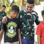 Kehangatan antara prajurit TNI dan masyarakat terlihat ketika sejumlah anggota Satgas berjalan berdampingan dengan anak-anak desa. Suasana santai dan penuh canda menjadi gambaran kedekatan yang terjalin selama pelaksanaan program TMMD.