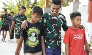 Kehangatan antara prajurit TNI dan masyarakat terlihat ketika sejumlah anggota Satgas berjalan berdampingan dengan anak-anak desa. Suasana santai dan penuh canda menjadi gambaran kedekatan yang terjalin selama pelaksanaan program TMMD.