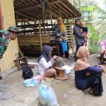 momen hangat ketika Serka Munasibun berbincang dengan Ibu Selfi, seorang perajin wig di Dusun Kunir RT 01/RW 09, Desa Gumelem Kulon, Kecamatan Susukan, Jumat (31/7/2026).