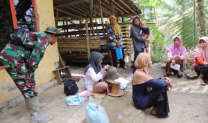 momen hangat ketika Serka Munasibun berbincang dengan Ibu Selfi, seorang perajin wig di Dusun Kunir RT 01/RW 09, Desa Gumelem Kulon, Kecamatan Susukan, Jumat (31/7/2026).