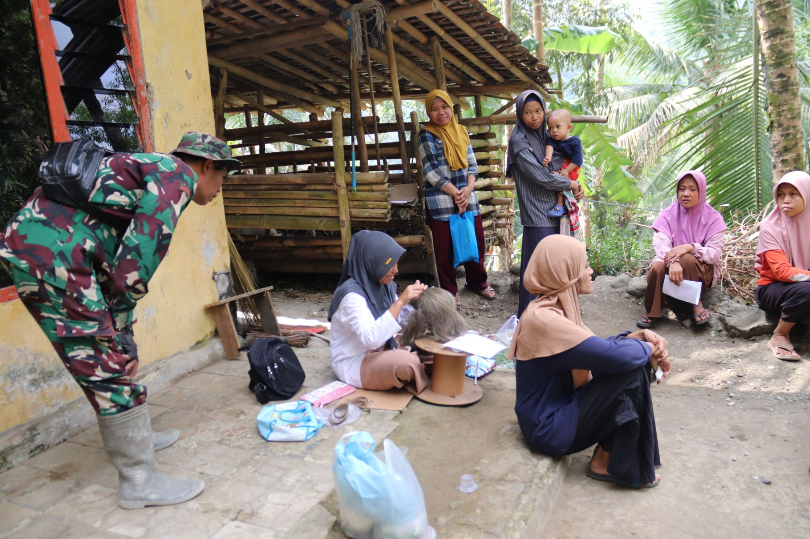 momen hangat ketika Serka Munasibun berbincang dengan Ibu Selfi, seorang perajin wig di Dusun Kunir RT 01/RW 09, Desa Gumelem Kulon, Kecamatan Susukan, Jumat (31/7/2026).
