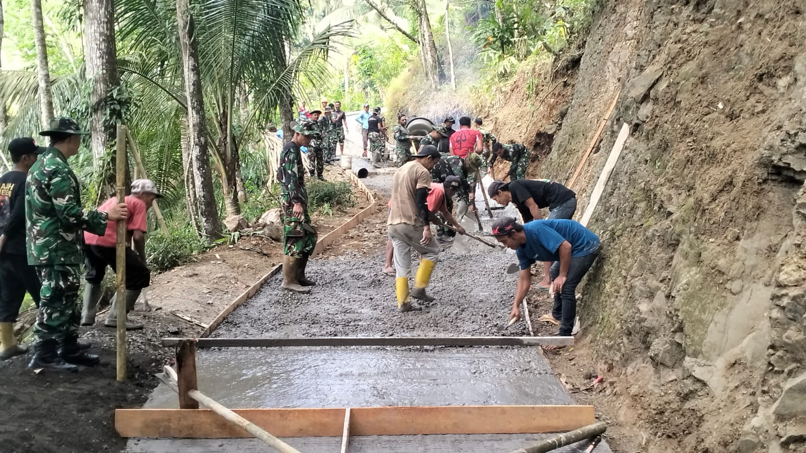 Pembangunan jalan rabat beton dalam program TMMD Reguler ke-129 Tahun Anggaran 2026 Kodim 0704/Banjarnegara terus menunjukkan perkembangan positif. Hingga Sabtu (18/7/2026)