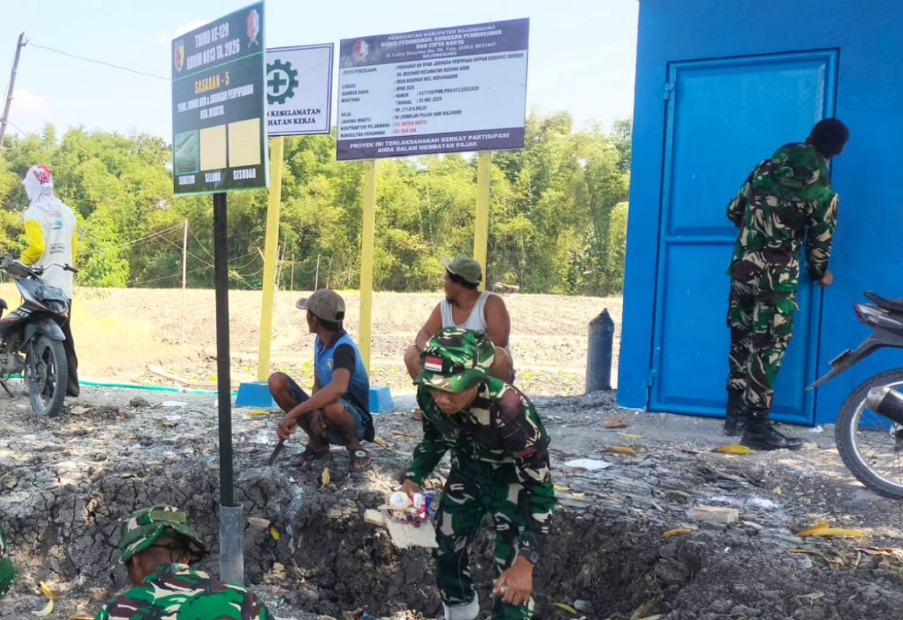Di lokasi pekerjaan, personel Satgas TMMD bersama masyarakat tampak bergotong royong menyelesaikan setiap tahapan pembangunan. Kolaborasi antara TNI dan warga menjadi kekuatan utama agar proyek dapat diselesaikan tepat waktu dengan hasil yang optimal.