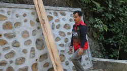 Sekretaris Desa Gumelem Kulon, Katim, turun langsung bersama personel Satgas TMMD mengukur jalur pembangunan rabat beton di Dusun Kunir RT 01/RW 09, Desa Gumelem Kulon, Kecamatan Susukan, Senin (20/7/2026).