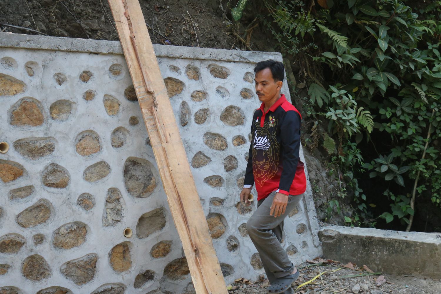 Sekretaris Desa Gumelem Kulon, Katim, turun langsung bersama personel Satgas TMMD mengukur jalur pembangunan rabat beton di Dusun Kunir RT 01/RW 09, Desa Gumelem Kulon, Kecamatan Susukan, Senin (20/7/2026).