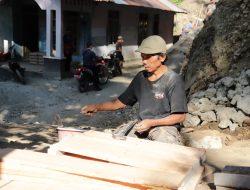 Madrohim Rakit Bekisting Plat Beton, Semangat Gotong Royong Warnai TMMD Reguler ke-129 Banjarnegara