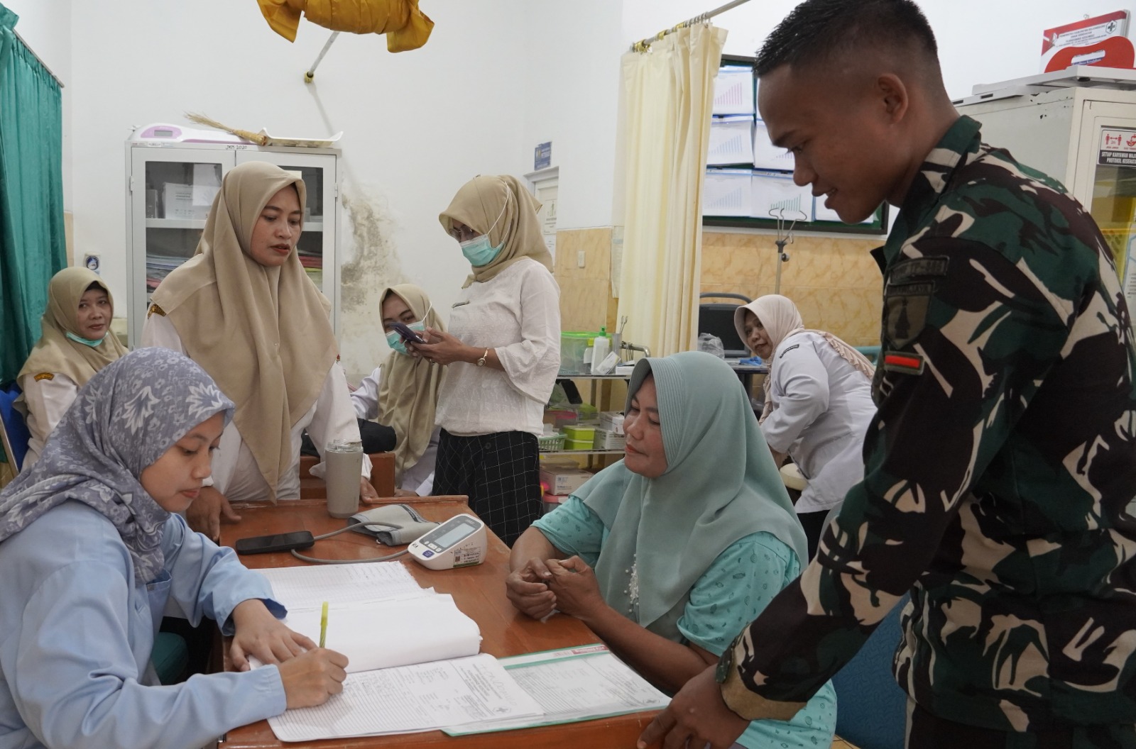 Koordinator Bidan Puskesmas Kesongo, Suharti, S.ST., M.Keb., mengatakan bahwa keterlibatan tenaga kesehatan dalam program TMMD merupakan bentuk sinergi lintas sektor untuk mendukung pembangunan desa secara menyeluruh.