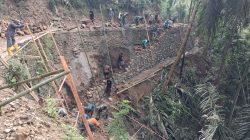 Satgas TMMD Kodim 0704/Banjarnegara bersama masyarakat mengerjakan pembangunan Talud 1 sepanjang 75 meter dengan tinggi 1,5 meter di Desa Gumelem Kulon, Kecamatan Susukan, Jumat (17/7/2026).