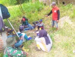 Suasana hangat tampak saat sejumlah prajurit TNI bersama warga memanfaatkan waktu istirahat dengan duduk lesehan di bawah rindangnya pepohonan di tepi jalan. Sambil menunggu kedatangan truk pengangkut material cor beton, mereka menikmati secangkir kopi dan berbincang santai tanpa sekat.