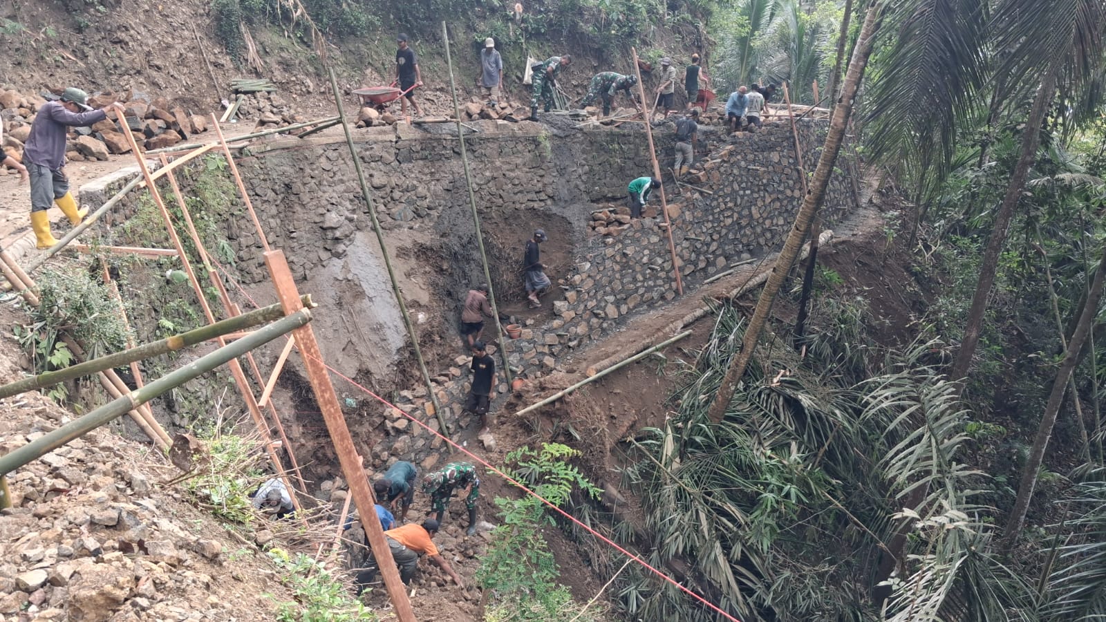 Satgas TMMD Kodim 0704/Banjarnegara bersama masyarakat mengerjakan pembangunan Talud 1 sepanjang 75 meter dengan tinggi 1,5 meter di Desa Gumelem Kulon, Kecamatan Susukan, Jumat (17/7/2026).