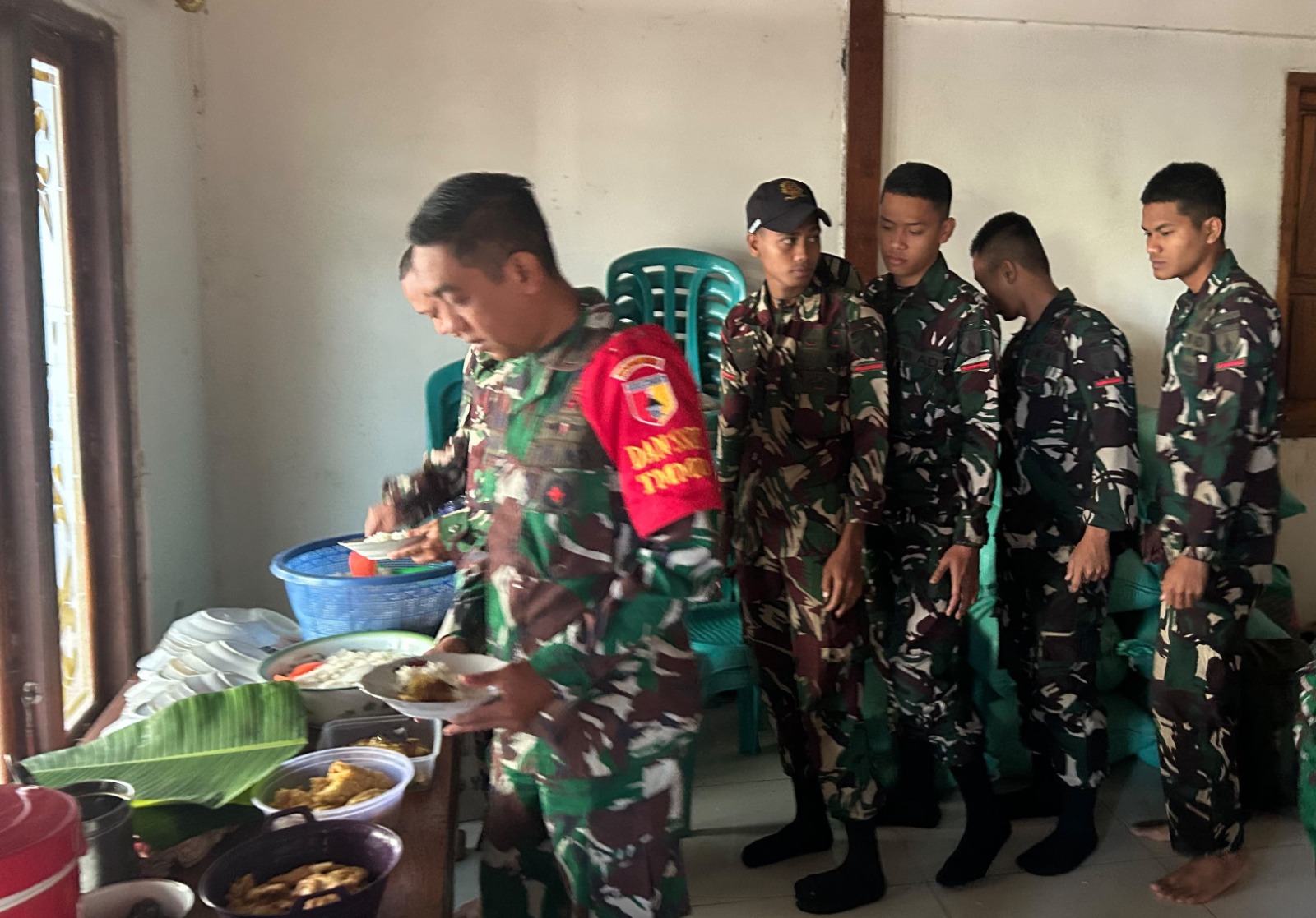 Momen sederhana tersebut berlangsung dalam nuansa hangat dan kekeluargaan. Hidangan yang disiapkan keluarga tuan rumah dinikmati bersama sambil berbincang santai, menciptakan kedekatan antara personel TNI dan masyarakat sebelum melaksanakan pekerjaan di sejumlah sasaran fisik TMMD.