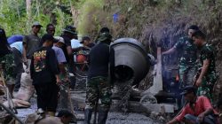 Deru mesin molen terdengar tanpa henti di lokasi pembangunan rabat beton program TNI Manunggal Membangun Desa (TMMD) Reguler ke-129 Kodim 0704/Banjarnegara di Dusun Kunir RT 01 RW 09, Desa Gumelem Kulon, Kecamatan Susukan, Rabu (22/7/2026).