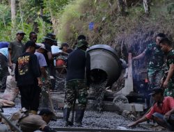 Di Balik Putaran Molen, Pratu Dikki dan Pratu Vigo Jaga Kelancaran Pembangunan TMMD di Gumelem Kulon