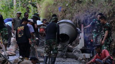 Deru mesin molen terdengar tanpa henti di lokasi pembangunan rabat beton program TNI Manunggal Membangun Desa (TMMD) Reguler ke-129 Kodim 0704/Banjarnegara di Dusun Kunir RT 01 RW 09, Desa Gumelem Kulon, Kecamatan Susukan, Rabu (22/7/2026).
