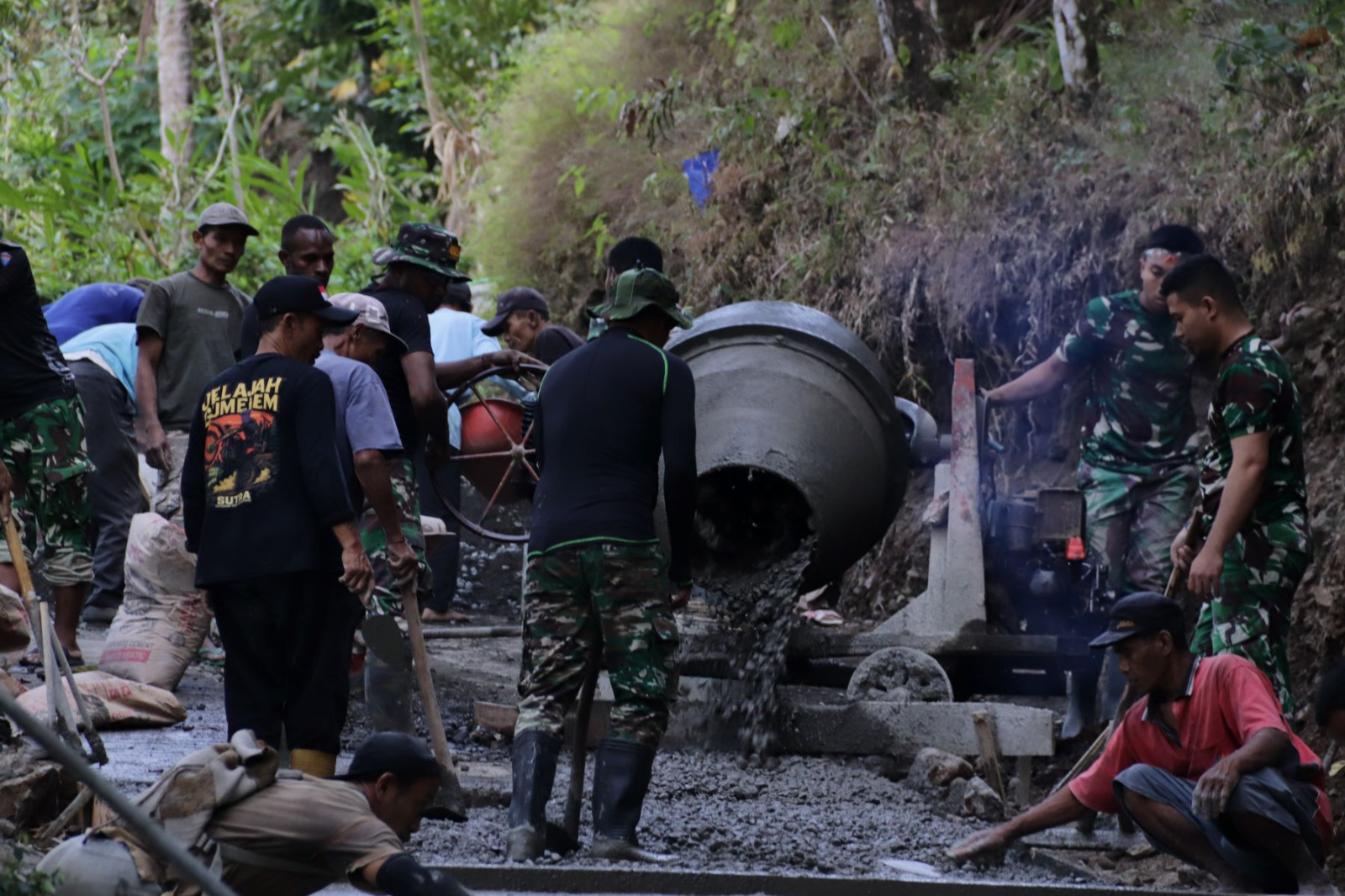 Deru mesin molen terdengar tanpa henti di lokasi pembangunan rabat beton program TNI Manunggal Membangun Desa (TMMD) Reguler ke-129 Kodim 0704/Banjarnegara di Dusun Kunir RT 01 RW 09, Desa Gumelem Kulon, Kecamatan Susukan, Rabu (22/7/2026).