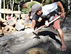 Semangat Gotong Royong Menguatkan Pondasi Pos Kamling TMMD di Gumelem Kulon