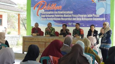 Selain mempercepat pembangunan infrastruktur desa, program TMMD juga menjadi momentum untuk memperkuat ekonomi keluarga melalui pelatihan kewirausahaan berbasis potensi lokal.