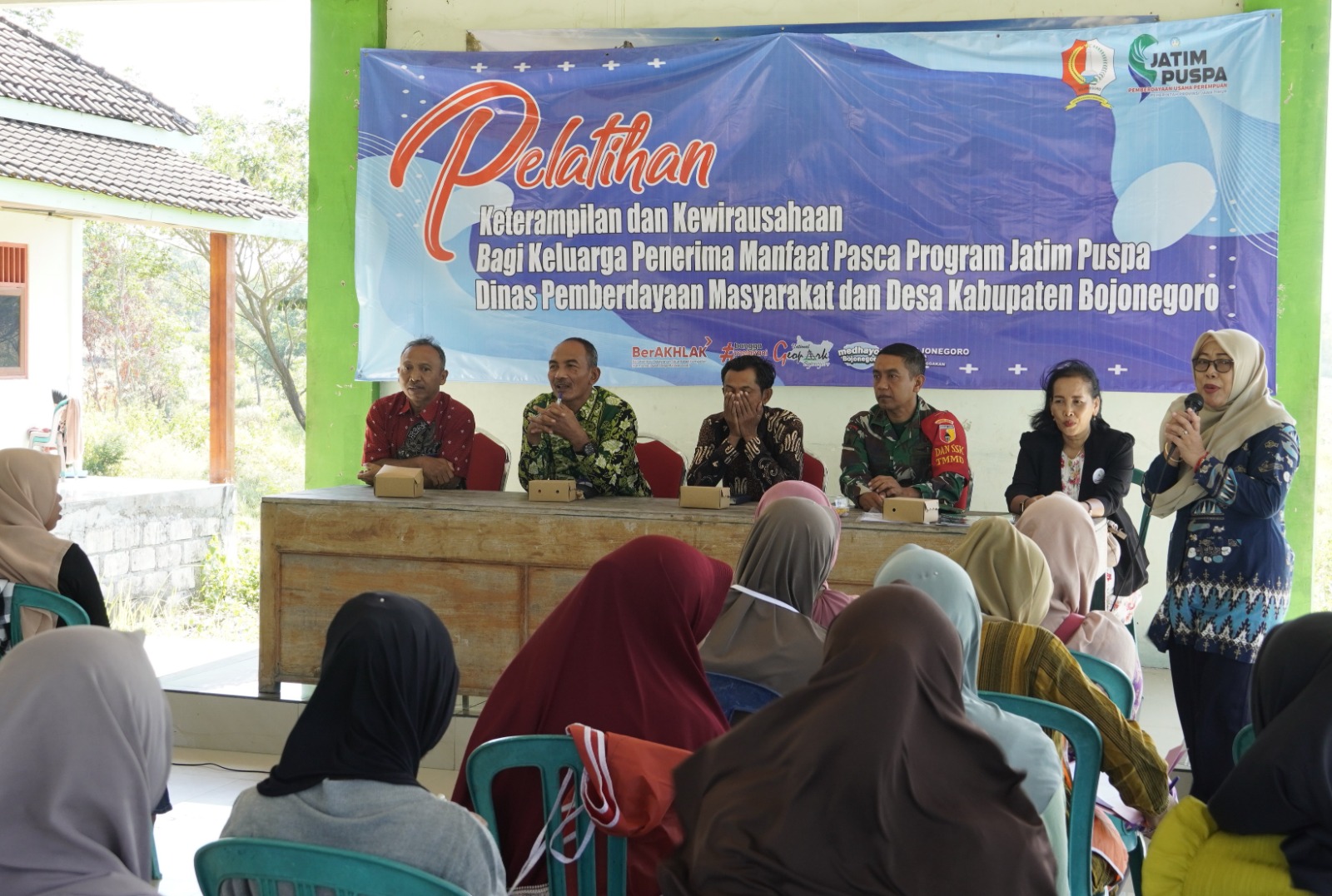 Selain mempercepat pembangunan infrastruktur desa, program TMMD juga menjadi momentum untuk memperkuat ekonomi keluarga melalui pelatihan kewirausahaan berbasis potensi lokal.