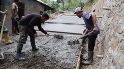 Aktivitas tersebut menjadi bagian penting dalam pembangunan rabat beton sepanjang 737 meter, lebar 2,5 meter, dan tebal 0,15 meter di Dusun Kunir RT 01/09, Desa Gumelem Kulon, Kecamatan Susukan, Kabupaten Banjarnegara, Sabtu (25/07/2026).