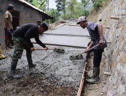 Sentuhan Terakhir Penentu Kualitas Serma Ngatman dan Warga Ratakan Beton Demi Jalan yang Kokoh