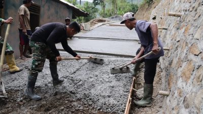 Aktivitas tersebut menjadi bagian penting dalam pembangunan rabat beton sepanjang 737 meter, lebar 2,5 meter, dan tebal 0,15 meter di Dusun Kunir RT 01/09, Desa Gumelem Kulon, Kecamatan Susukan, Kabupaten Banjarnegara, Sabtu (25/07/2026).