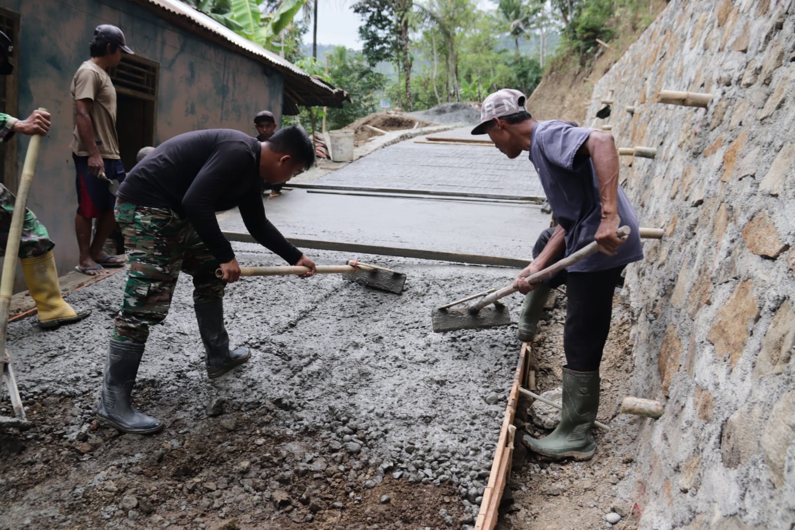 Aktivitas tersebut menjadi bagian penting dalam pembangunan rabat beton sepanjang 737 meter, lebar 2,5 meter, dan tebal 0,15 meter di Dusun Kunir RT 01/09, Desa Gumelem Kulon, Kecamatan Susukan, Kabupaten Banjarnegara, Sabtu (25/07/2026).