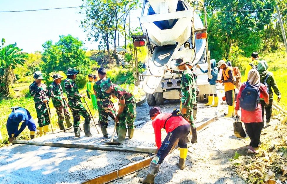 Pembangunan jalan cor beton sepanjang 550 meter dengan lebar 3 meter di Dusun Kedungpandan, Desa Kesongo, Kecamatan Kedungadem, kini memasuki tahap akhir dan segera dapat dimanfaatkan oleh masyarakat, Sabtu (25/7/2026).