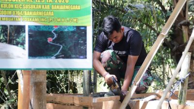 personel Satgas TMMD Reguler ke-129 Tahun Anggaran 2026 Kodim 0704/Banjarnegara saat melaksanakan pembangunan Pos Kamling di Dusun Kunir RT 01/09, Desa Gumelem Kulon, Kecamatan Susukan, Senin (27/7/2026).