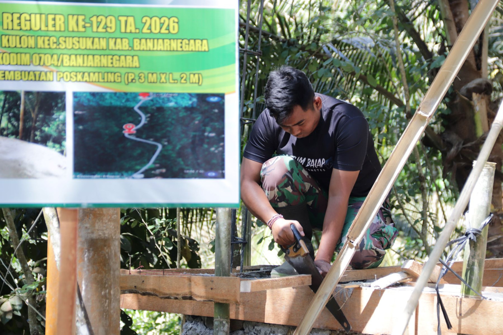 personel Satgas TMMD Reguler ke-129 Tahun Anggaran 2026 Kodim 0704/Banjarnegara saat melaksanakan pembangunan Pos Kamling di Dusun Kunir RT 01/09, Desa Gumelem Kulon, Kecamatan Susukan, Senin (27/7/2026).