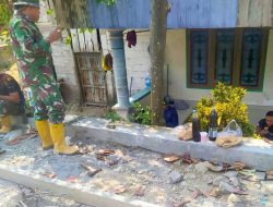 Salah seorang warga RT 017 RW 008 Dusun Mundu, Panidi, mengaku sengaja datang mengantarkan kopi dan makanan ringan sebagai bentuk apresiasi kepada prajurit TNI.