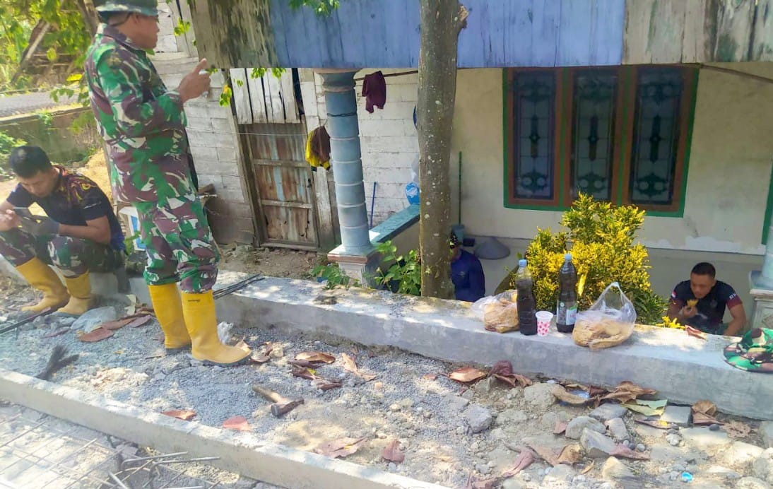 Salah seorang warga RT 017 RW 008 Dusun Mundu, Panidi, mengaku sengaja datang mengantarkan kopi dan makanan ringan sebagai bentuk apresiasi kepada prajurit TNI.