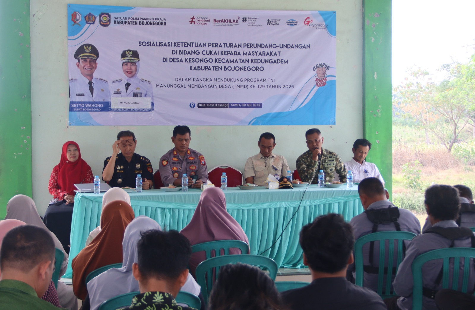 Sebagai bagian dari kegiatan nonfisik TMMD, Satgas TMMD ke-129 bekerja sama dengan Satuan Polisi Pamong Praja (Satpol PP) Kabupaten Bojonegoro menggelar sosialisasi peraturan perundang-undangan di bidang cukai di Balai Desa Kesongo, Kecamatan Kedungadem, Kamis (30/7/2026).