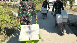 Salah seorang anggota Satgas TMMD, Prada Axhim Yonas M. Lekoli, mengatakan gerobak sorong memiliki peran yang sangat penting dalam mendukung mobilisasi material di area yang aksesnya terbatas.