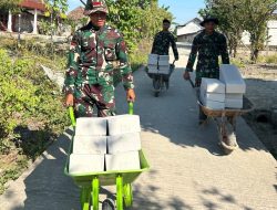 Gerobak Sorong Andalan Satgas TMMD Ke-129 Bojonegoro Percepat Distribusi Material Pembangunan