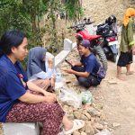 Puluhan prajurit TNI, pekerja, serta masyarakat yang bergotong royong di lokasi proyek menciptakan perputaran ekonomi baru. Kondisi tersebut membuat dagangan Toni lebih cepat habis dibandingkan hari-hari biasa.