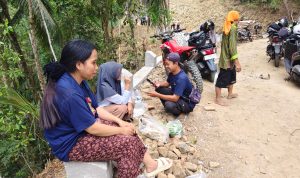 Puluhan prajurit TNI, pekerja, serta masyarakat yang bergotong royong di lokasi proyek menciptakan perputaran ekonomi baru. Kondisi tersebut membuat dagangan Toni lebih cepat habis dibandingkan hari-hari biasa.