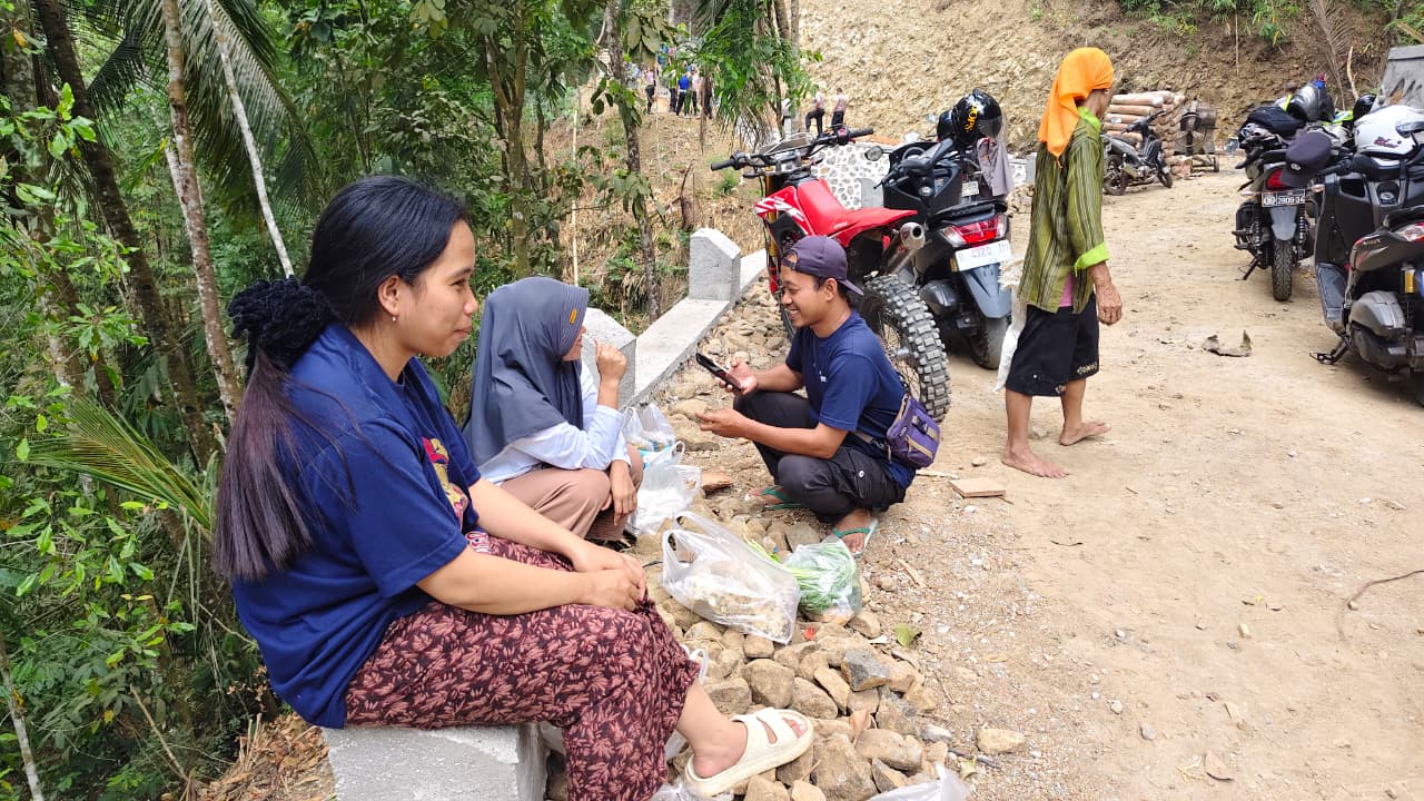 Puluhan prajurit TNI, pekerja, serta masyarakat yang bergotong royong di lokasi proyek menciptakan perputaran ekonomi baru. Kondisi tersebut membuat dagangan Toni lebih cepat habis dibandingkan hari-hari biasa.