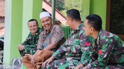 Suasana itulah yang terlihat saat Kopka Supriyono, anggota Satgas TMMD Kodim 0704/Banjarnegara, memanfaatkan waktu istirahat untuk duduk bersama para tokoh masyarakat, Sabtu (18/7/2026).
